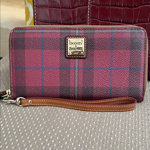 Dooney & Bourke larger wristlet wallet plaid - Picture 1 of 8